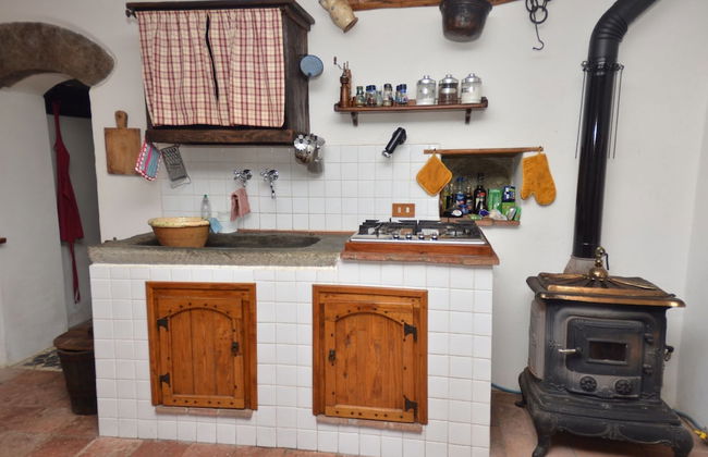 Lovely Cottage in Bagni di Lucca Amidst Fields - Photo 7