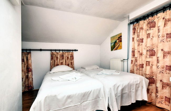 Luxurious Holiday Home in Érezée with Hot Tub - Photo 7