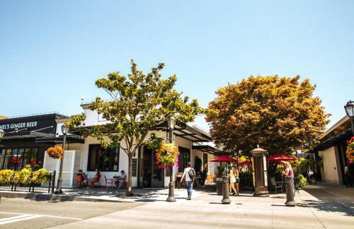 Ocean-Inspired 3B Modern Retreat w Kids Room - Foto 45