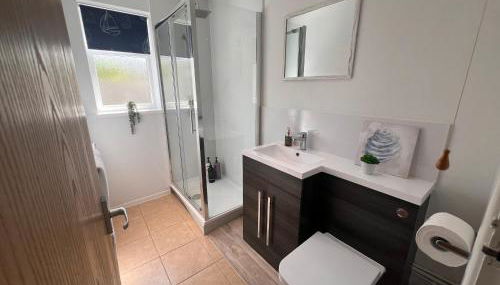 Dog Friendly Beachside Cottage Kessingland with private parking - Foto 5, towels, Shower