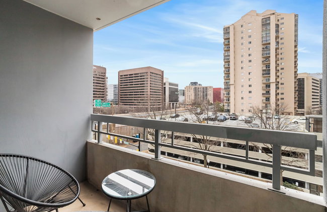 Crystal City Apartments near Reagan Airport - We Host - Photo 48