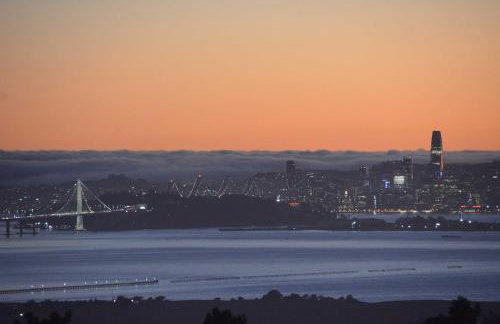 Stunning Bay-View Home in Kensington! - Photo 23