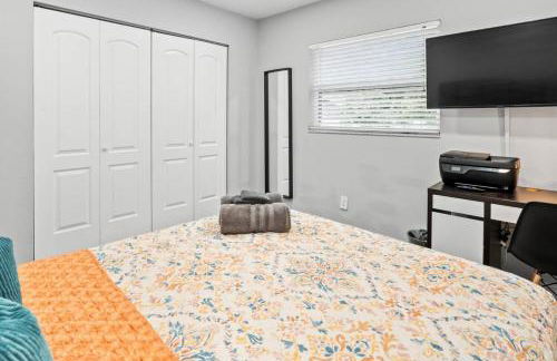 Adventure Awaits in Tampa Bay with Beautiful Decor 4BR with Backyard Oasis Near Busch Gardens & Adventure Island - Foto 25