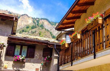 Charming, cozy, and bright apartment - Photo 1