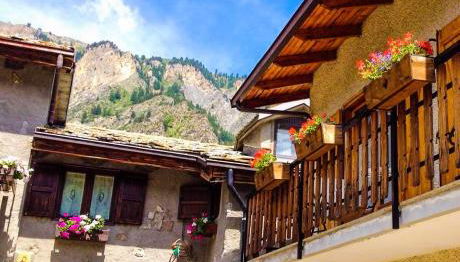 Charming, cozy, and bright apartment - Photo 1