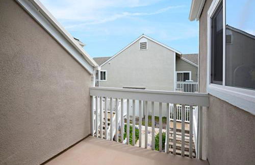 Chic Upstairs Condo Steps from Strands Beach - Foto 30