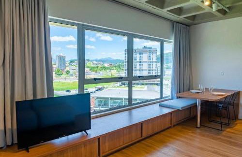 Atrium Studios by Xtay - Studio moderno em Pedra Branca - Caminhe até o Centro Empresarial e Unisul - Foto 72