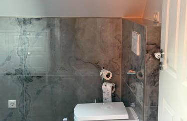 Art and Elegance, Family Friendly 2Bedroom Apartment near Frankfurt Airport, Free Parking - Foto 22