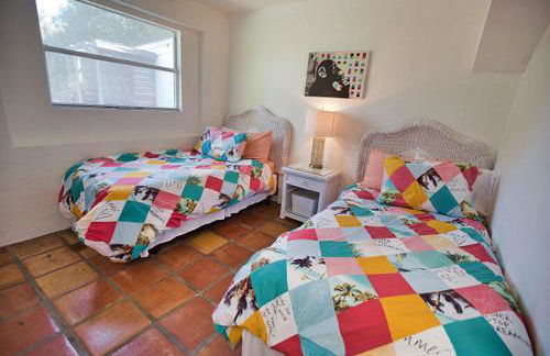 Pet Friendly & Firepit Minutes to Beach Sleeps 6 - Foto 25