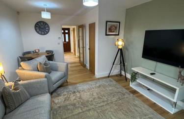 Church Court 2 Bed 55 Inch SKY TV Northampton Parking Contractor Accommodation - Photo 1
