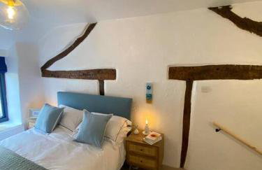 1750's cottage with open fire and beams - Foto 28