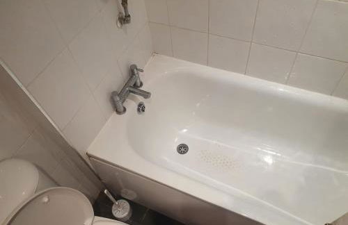 "Snooze Central" - City Centre Apartments above Victoria Centre Shopping Centre with full Kitchen in Milton Street - up to 4 Beds - most Central Location next to the Hilton Hotel - Outdoor Parking for Cars or Vans five pounds a day - Sunday 1pm Check-Out - Photo 31