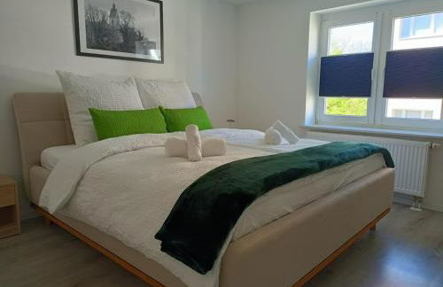 D-Quadrat FeWo "Doni" für Familien, Geschäftsreisende und Urlauber, mit 3 Zimmern, Tageslichtbad, Südbalkon und Kingsize-Betten, für bis max 6 Erwachsene und 2 Kleinkinder - Foto 1