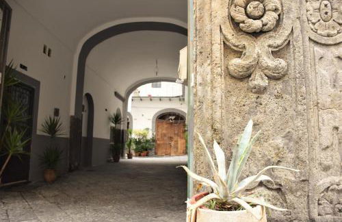 La cartolina di Napoli free parking for small cars only - Foto 31