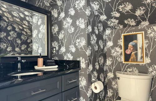 Spacious 3-Floor Downtown Retreat - Prime Location - Foto 49