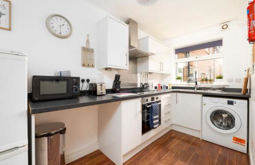 Ideal 2 Bedroom Ground floor Apartment By Jesswood Properties for Contractors & Business, Free Parking and Wifi - Foto 9