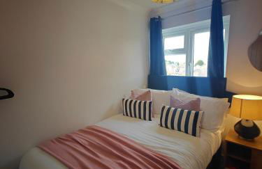 M54 Luxury Escape Sleeps 7- 4 Beds Off M54 - Driveway Parking- RAF Cosford Telford Albrighton Oxley Staffordshire -JLR Wolves Stafford I54 Business Park- 10 Mins to M6- 45 Mins to NEC and BHX Airport Regular & Long Work Stays available - Samina- ARZ Stays - Foto 23