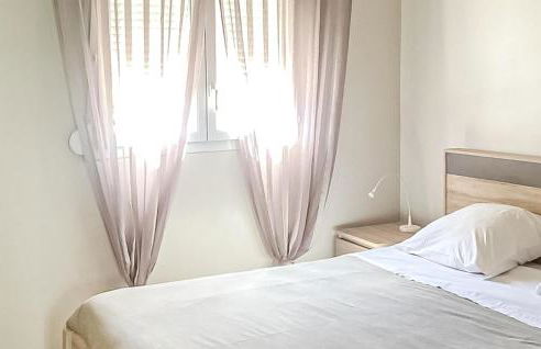 Awesome Home In Aramon With Outdoor Swimming Pool - Foto 20