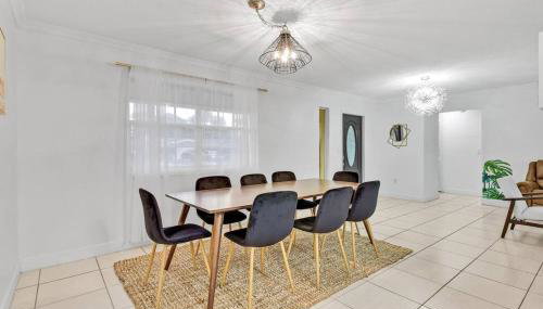 Private Lakefront Home in Miami/Pembroke - Photo 5