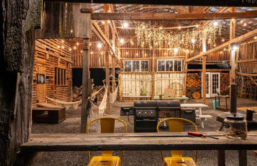 Meadow View Romantic Nature Stay w Barn, Outdoor Tub and Sauna - Foto 21