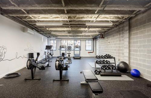 Modern & Spacious 2BR Apartment with Gym & Parking - Photo 36