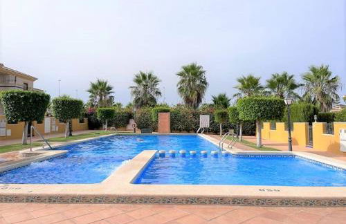 Beautiful 3 Bed Townhouse with landscaped communal pool area - Foto 28