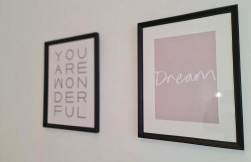 Large 3 Bed Flat, Free Parking-by Holiday Homes - Foto 22