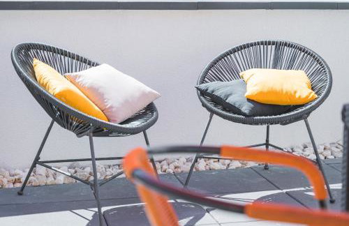 Golden Home with Barbecue, Yoga, Football Table - Photo 15