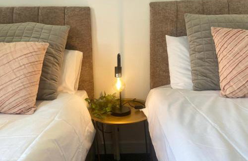 Isleworth House with Garden & private parking - Photo 20