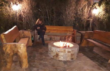 Chale de Madeira - Lareira e Fogueira---lindo gramado com mesa para café da manhã, churrasqueira e fogueira - Foto 6