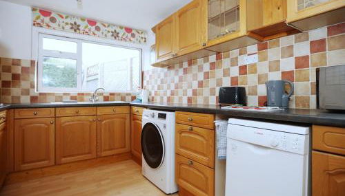 Mount Rd By N And N Stays Contractor Friendly 4 Bed House With Large Driveway, Bath - Foto 3, stove