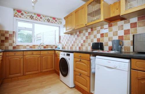 Mount Rd By N And N Stays Contractor Friendly 4 Bed House With Large Driveway, Bath - Photo 3