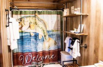 Rustic Chic Alabama Cabin w Loft Fire Pit Pet Friendly Fenced Yard Lake Guntersville - Lucky Lodge - Foto 39