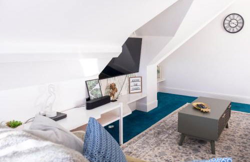BOHO BEACH HOUSE- SLEEPS 8- 2 MIN DRIVE FROM BOSCOMBE PIER- SUPERFAST WiFi- FLAT SCREEN SMART TV- FREE ON STREET PARKING! - Photo 5