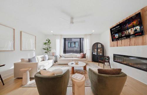 Modern Multi-Level Retreat with Rooftop Hot Tub - Foto 1