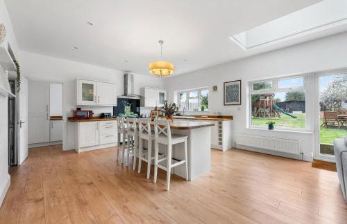 LONG TERM STAY SPECIAL OFFER AVAILABLE! 5-Bedroom Spacious, Stunning Design, Sociable Areas & Cosy House Near South Downs Park, Sleeps 11 with GAMES Room, PRIVATE PARKING and GARDEN - by Blue Puffin Stays - Foto 11