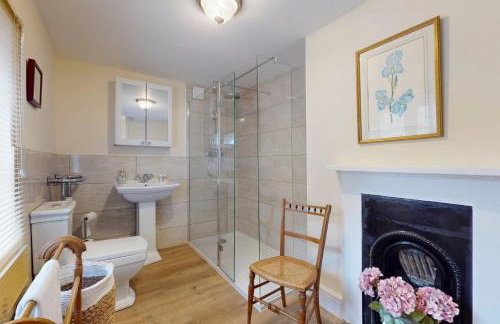 Chic 2BR with Private Backyard Near Loughton Tube - Foto 16