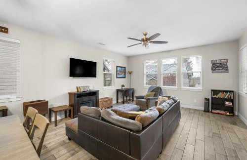 Modern Flagstaff Getaway with Mountain Charm. - Foto 6