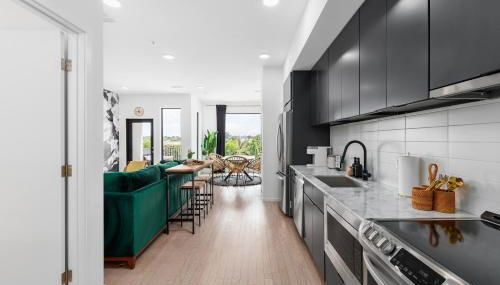 River View High-End Condo with Private Patio and FREE Parking - Foto 3