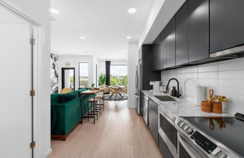 River View High-End Condo with Private Patio and FREE Parking - Foto 3