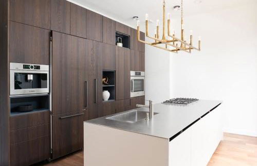 Luxury Gold Coast Penthouse with Deck & Views - Photo 12