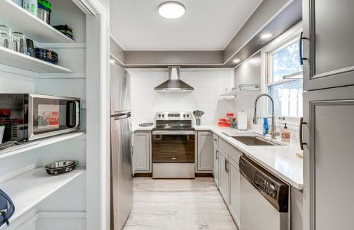 Walk to Main St Hendersonville Chic Home with Yard - Foto 9