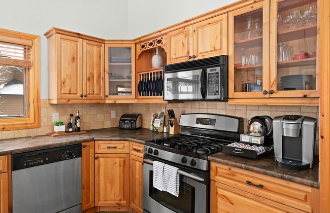 MODERN 4,500 sqft Ski Chalet: 5 Br + 6 Ba | Pool Table | Pool + PRIVATE Hot Tub - Photo 19