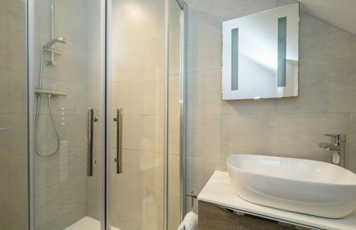 Modern 4-Bed Home Spacious & Comfortable - Pass the Keys - Foto 42