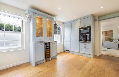 East Sussex Manor - Sleeps 12 - Hot Tub & Parking - Foto 8