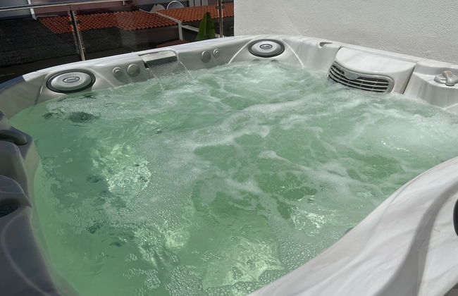 Luxury 4 bedroom villa with jacuzzi - Photo 8