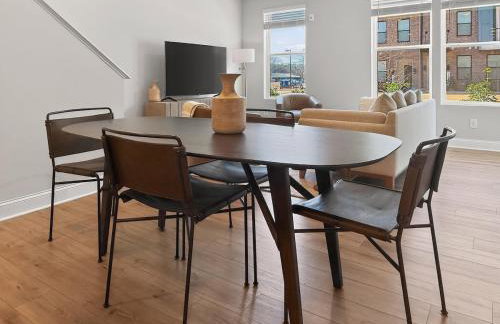 Luxe King Bed, Balcony, Garage in Downtown Raleigh - Foto 66