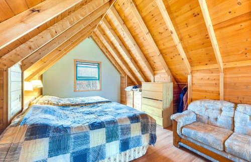 1 Mi to South Twin Lake Cabin with Deck in Trego! - Foto 14