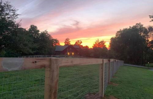 Large Log Cabin Chalet w/ Hot Tub - Horses & Lake! - Foto 29