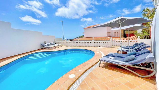 Villa Amorio a spacious modern getaway with a private heated pool & Sea Views - Foto 2, Immagine principale